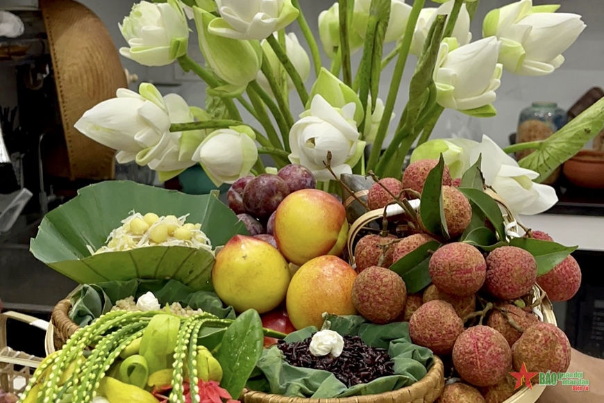 Người Hà Nội lại ưa thích lựa chọn thêm hoa sen trắng, sen hồng để dâng lên bàn thờ gia tiên.  