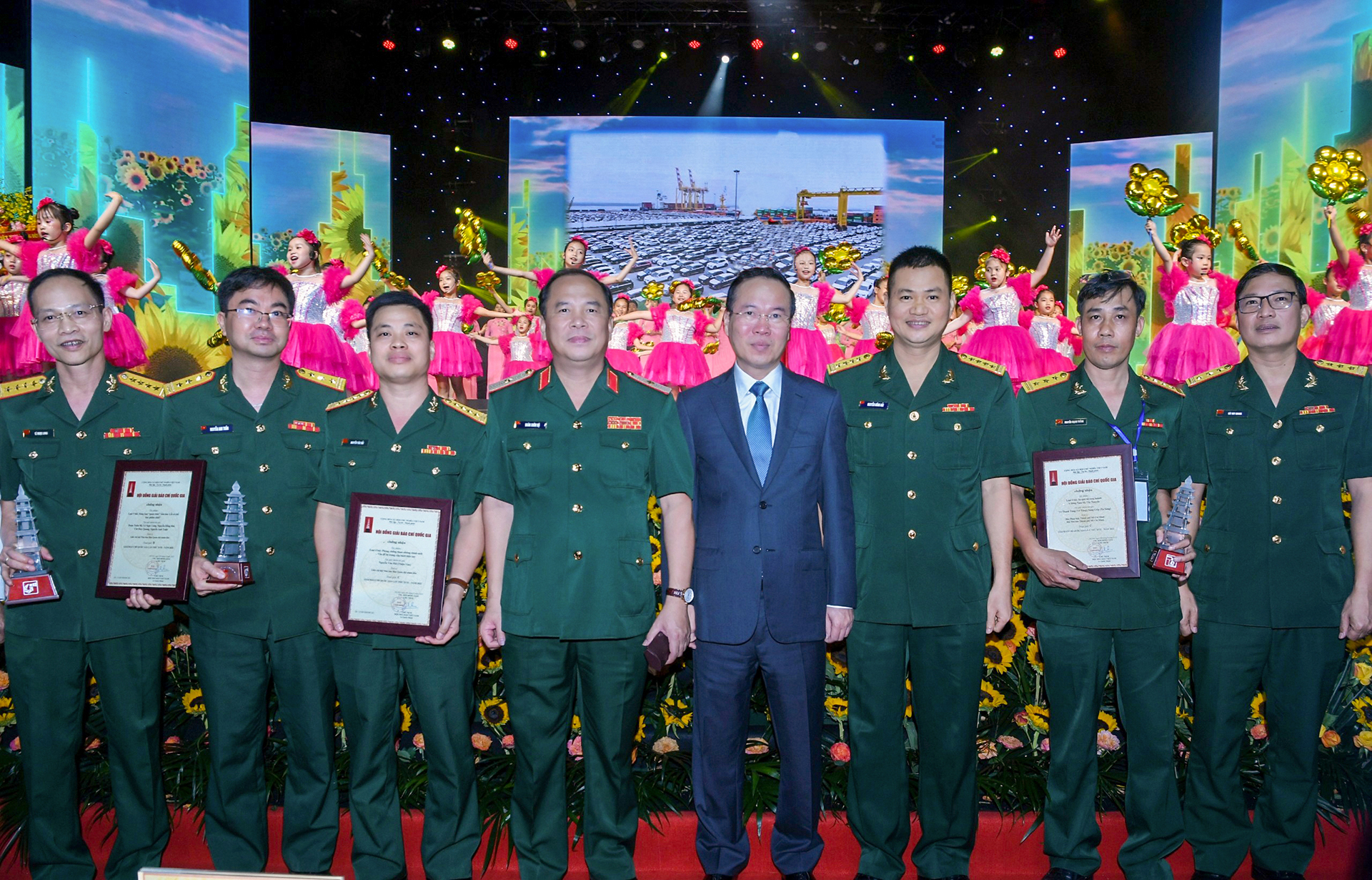 Báo Quân đội nhân dân đoạt 1 giải B, 2 giải C, 1 giải Khuyến khích Giải Báo chí quốc gia lần thứ XVII 