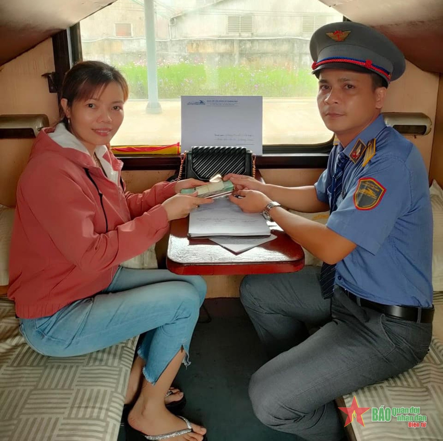 Trao trả hơn 33 triệu đồng hành khách bỏ quên trên tàu SE22