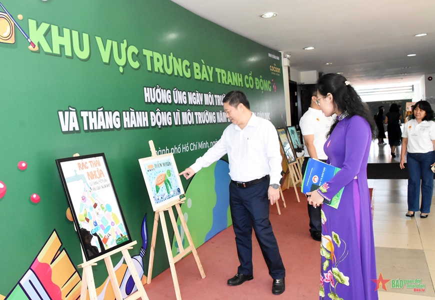  Các đại biểu tham quan trưng bày các tác phẩm sáng tác tranh cổ động chủ đề bảo vệ môi trường.