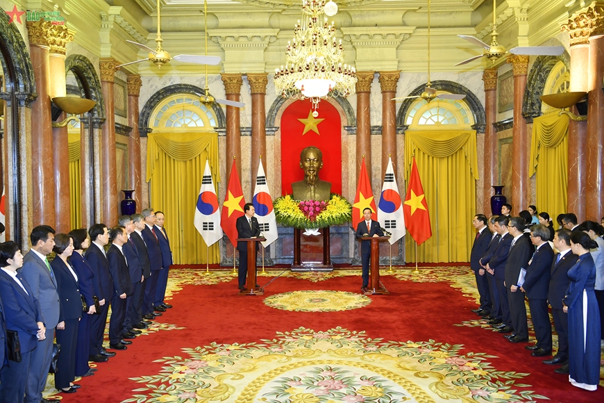 Chủ tịch nước Võ Văn Thưởng và Tổng thống Hàn Quốc Yoon Suk Yeol gặp gỡ báo chí hai nước và quốc tế. Ảnh: TUẤN HUY