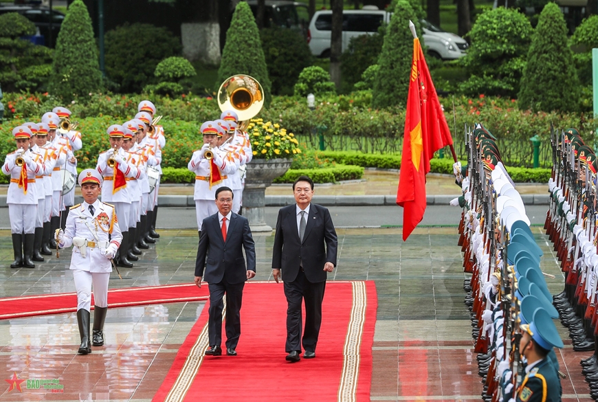 Chủ tịch nước Võ Văn Thưởng và Tổng thống Yoon Suk Yeol duyệt Đội danh dự Quân đội nhân dân Việt Nam tại lễ đón. Ảnh: TUẤN HUY 