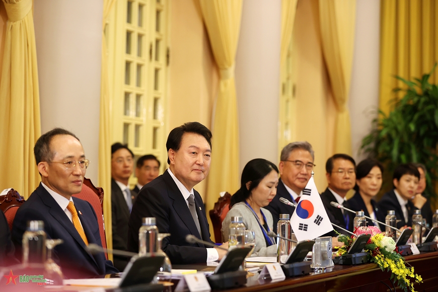 Tổng thống Yoon Suk Yeol và đoàn Hàn Quốc tại hội đàm. Ảnh: TUẤN HUY