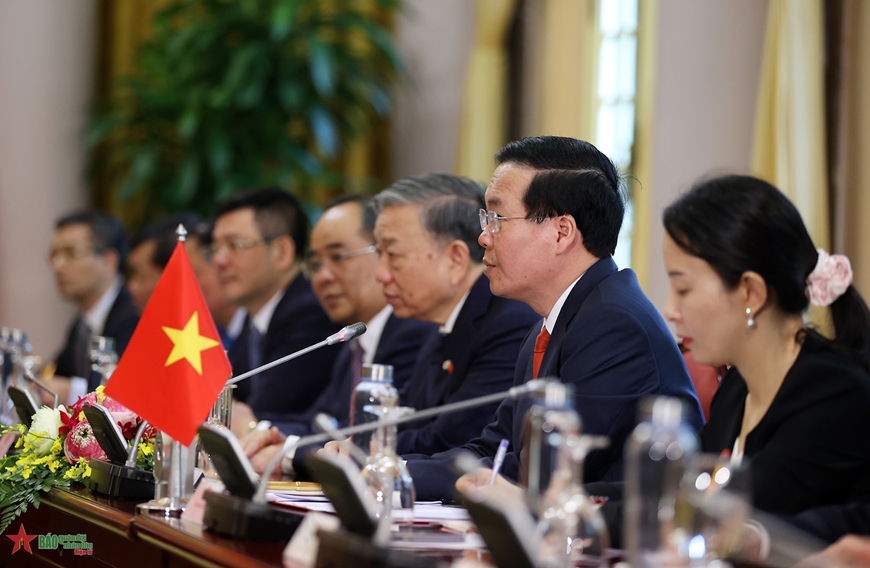 Chủ tịch nước Võ Văn Thưởng và các thành viên đoàn Việt Nam tại cuộc hội đàm. Ảnh: TUẤN HUY  