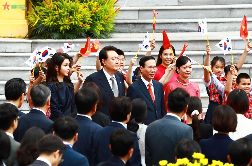 Chủ tịch nước Võ Văn Thưởng và phu nhân đón Tổng thống Hàn Quốc Yoon Suk Yeol và phu nhân. Ảnh: TUẤN HUY