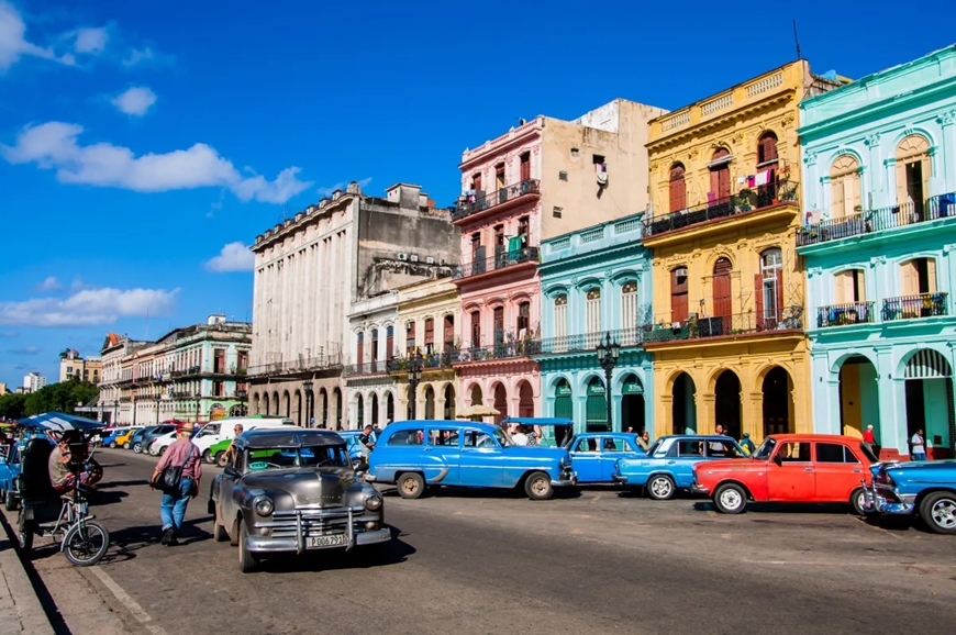 Đường phố Cuba tấp nập xe cộ. Ảnh: The DeVoe Moore Center 