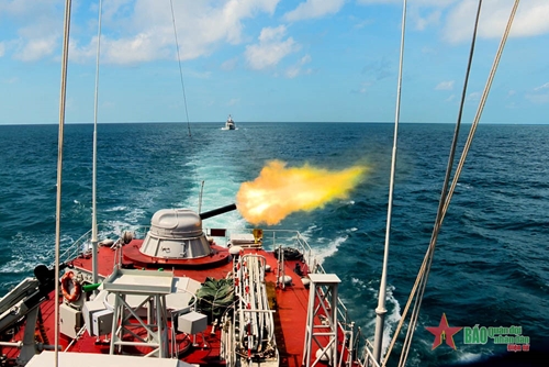 Vùng 5 Hải quân kiểm tra bắn đạn thật trên biển