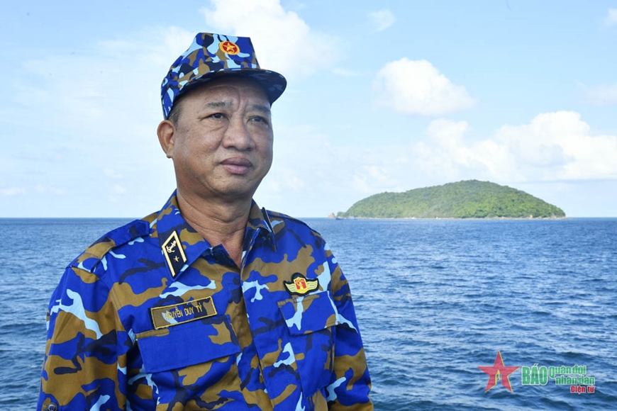 Chuẩn đô đốc Nguyễn Duy Tỷ, Tư lệnh Vùng 5 Hải quân theo dõi các tàu thực hành bắn đạn thật trên biển. 