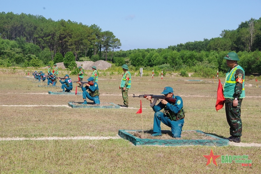 Các vận động viên tham gia tranh tài ở nội dung thi: Bắn súng tiểu liên AK bài 1. 
