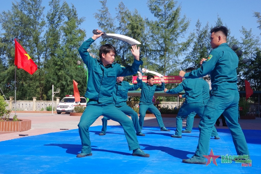  Các vận động viên tham gia tranh tài nội dung thi: Đồng diễn võ thuật dân quân tự vệ. 