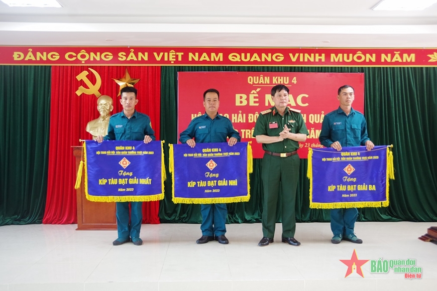 Thiếu tướng Lê Văn Vỹ, Phó tham mưu trưởng Quân khu, Trưởng ban Tổ chức Hội thao trao cờ tặng 3 kíp tàu đạt các giải: Nhất, nhì, ba. 