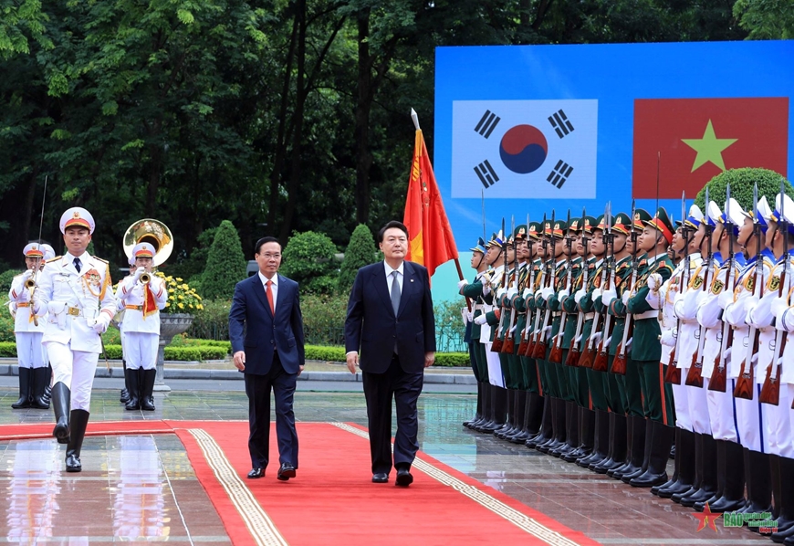  Chủ tịch nước Võ Văn Thưởng và Tổng thống Yoon Suk Yeol duyệt Đội danh dự Quân đội nhân dân Việt Nam tại lễ đón. Ảnh:TTXVN