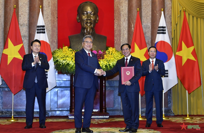 Chủ tịch nước Võ Văn Thưởng và Tổng thống Hàn Quốc Yoon Suk Yeol chứng kiến Lễ trao văn kiện Chương trình hành động giữa Chính phủ Việt Nam và Chính phủ Hàn Quốc về triển khai quan hệ đối tác chiến lược toàn diện Việt Nam – Hàn Quốc giữa Bộ Ngoại giao hai nước. Ảnh: Tuấn Huy 