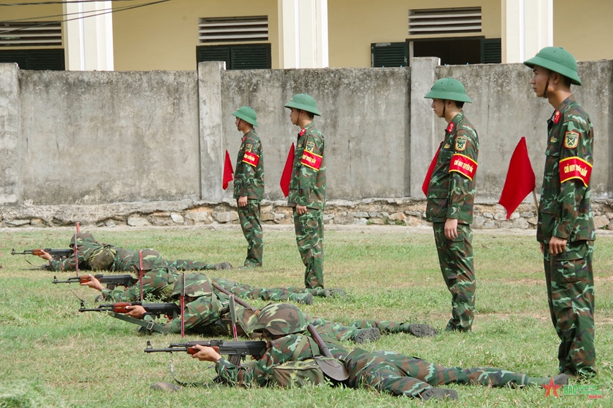 Các đội tuyển thực hành bắn súng AK cự ly 100m không bệ tỳ. 