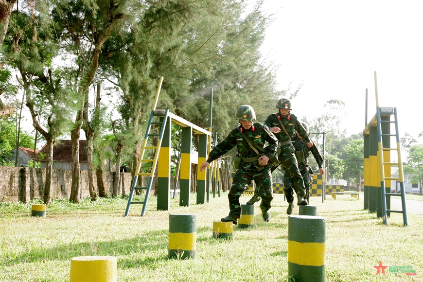 Tổ đài xe thông tin đầu cuối thực hiện nội dung chạy vượt vận cản. 