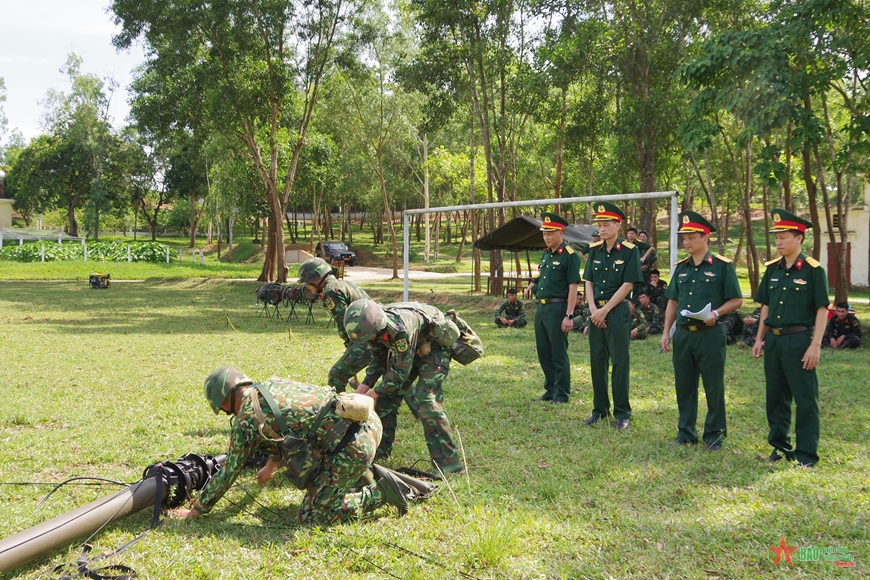 Chỉ huy Phòng Thông tin Quân khu và Chỉ huy Lữ đoàn kiểm tra huấn luyện của đội tuyển tham dự Hội thi Thông tin cơ động tinh nhuệ toàn quân. 