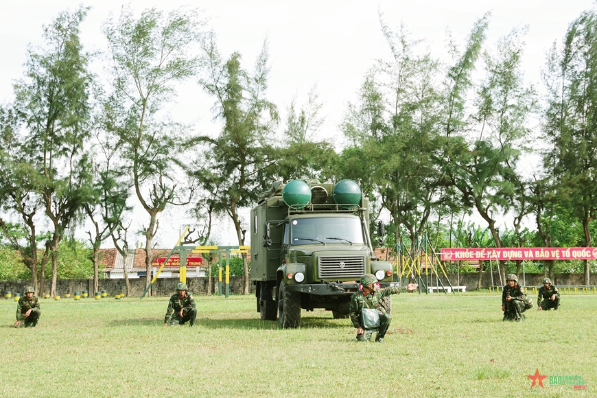 Thượng úy QNCN Lê Viết Đường, Tiểu đội trưởng xe đầu cuối giao nhiệm vụ cho tổ đài. 