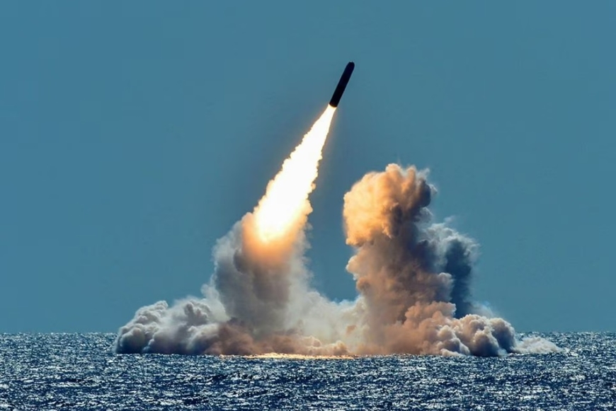 Một tên lửa Trident II D5 được phóng thử từ tàu ngầm tên lửa đạn đạo USS Nebraska của Hải quân Mỹ ngoài khơi bờ biển California ngày 26-3-2018. Ảnh: Reuters 