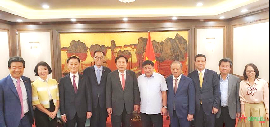 &nbsp;Bộ trưởng Bộ Kế hoạch và Đầu tư Nguyễn Chí Dũng (áo trắng, đứng giữa) cùng các doanh nghiệp Việt Nam và đại diện doanh nghiệp Hiệp hội doanh nghiệp vừa và nhỏ Hàn Quốc.