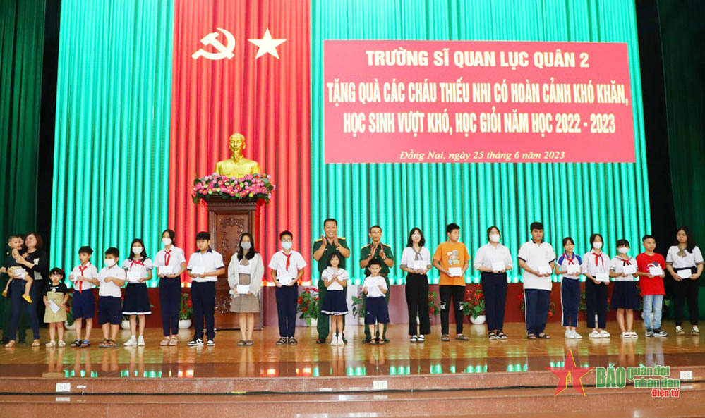 Trường Sĩ quan Lục quân 2 trao quà tặng các cháu học sinh giỏi