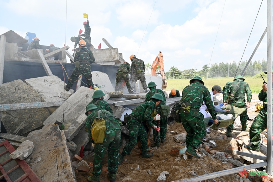 Huấn luyện cứu hộ cứu nạn sập đổ công trình ở Lữ đoàn Công binh 414. 