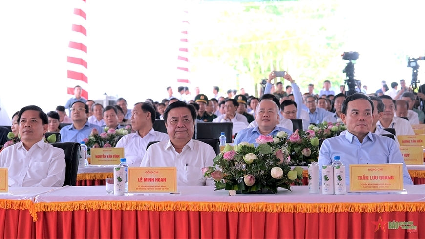 Phó thủ tướng Chính phủ Trần Lưu Quang cùng đại diện lãnh đạo, nguyên lãnh đạo các bộ, ban, ngành trung ương và địa phương tham dự Lễ khởi công cao tốc Cao Lãnh - An Hữu. 