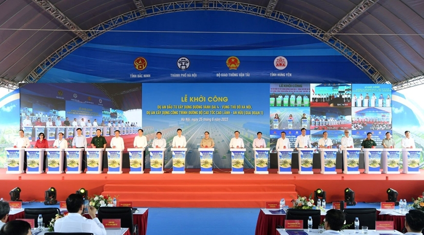 Thủ tướng Phạm Minh Chính cùng các đại biểu thực hiện nghi thức khởi công Dự án Vành đai 4 - Vùng Thủ đô Hà Nội.