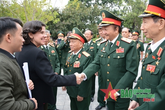 Thiếu tướng Nguyễn Bá Tòng (bên phải) cùng lãnh đạo Hội Truyền thống Trường Sơn-Đường Hồ Chí Minh Việt Nam tiếp Đại sứ Cuba tại Việt Nam đến thăm Hội năm 2019.