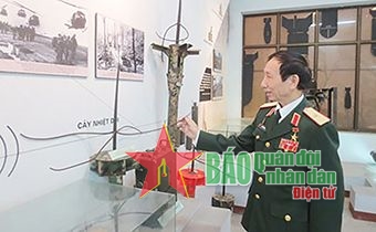  

Thiếu tướng Nguyễn Bá Tòng bên hiện vật “cây nhiệt đới” lưu giữ tại Bảo tàng Đường Hồ Chí Minh.