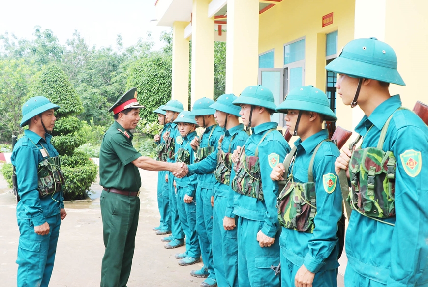 Thủ trưởng Bộ tư lệnh Quân khu 7 kiểm tra chốt dân quân biên giới xã Thanh Hòa, huyện Bù Đốp, tỉnh Bình Phước. Ảnh: THẾ ANH  