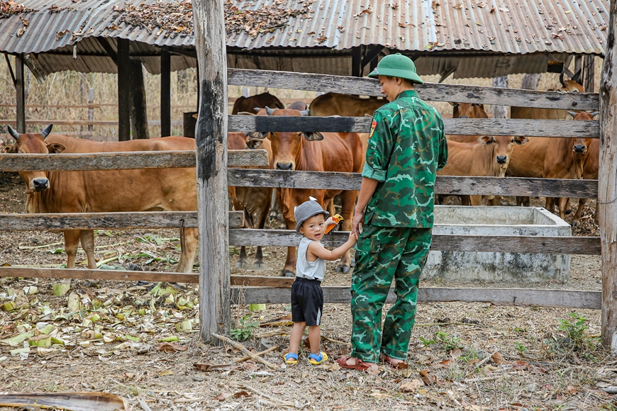  Giới thiệu với con "thành tích" tăng gia sản xuất.