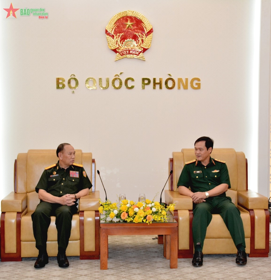 Thượng tướng Vũ Hải Sản tiếp Thiếu tướng Bounxou Douangkhammy