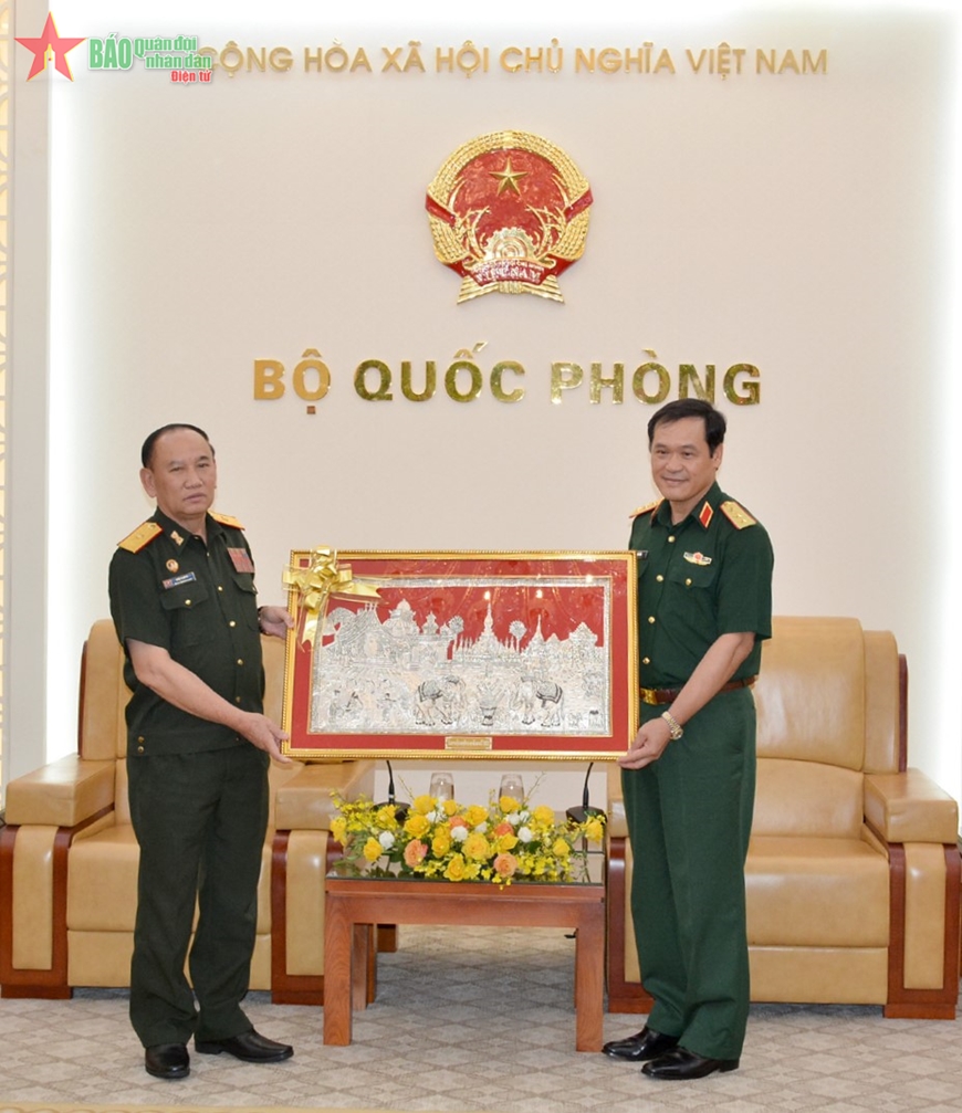 Thiếu tướng Bounxou Douangkhammy trao quà lưu niệm tặng Thượng tướng Vũ Hải Sản. 