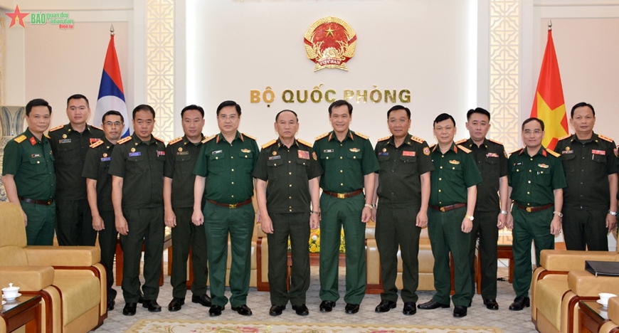 Thượng tướng Vũ Hải Sản, Thiếu tướng Bounxou Douangkhammy và các đại biểu tại cuộc tiếp.
