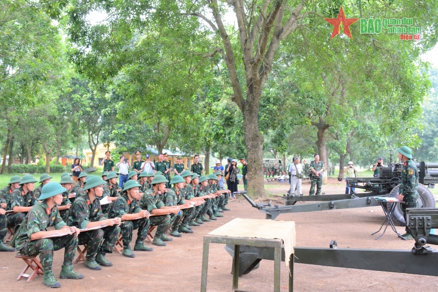 Đoàn công tác tìm hiểu một nội dung học tập tại thao trường. 