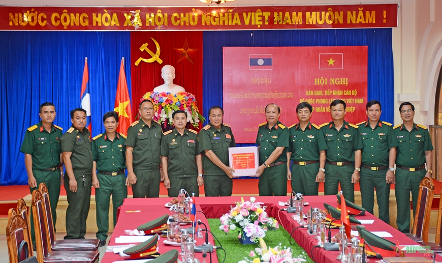  Đại tá Lê Xuân Phương trao quà tặng đoàn công tác của Bộ Quốc phòng Lào.