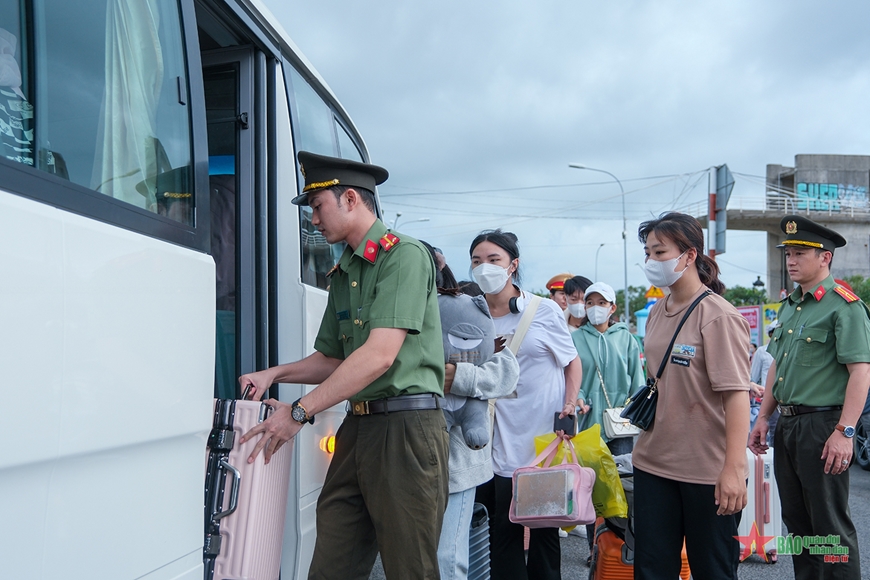 Công an tỉnh Kiên Giang huy động xe chuyên dụng hỗ trợ đón học sinh từ huyện đảo vào đất liền dự thi. 