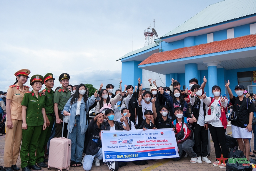 Giáo viên, học sinh huyện đảo Kiên Hải chụp ảnh cùng tuổi trẻ Công an tỉnh Kiên Giang ngay khi đặt chân đến đất liền. 