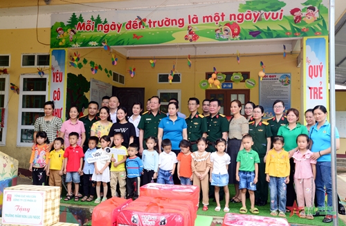 Bệnh viện Quân y 354 phối hợp tổ chức khám bệnh, tặng quà tại huyện Trùng Khánh, tỉnh Cao Bằng