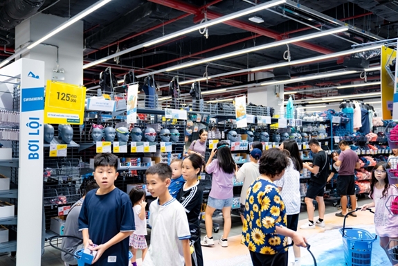 DECATHLON – Tọa độ mua sắm yêu thích của những “tín đồ” thể thao cũng giảm giá tới 50% một số sản phẩm của bộ môn bơi lội, cầu lông, bắn  cung,... cho những phút giây trải nghiệm mùa hè bất tận bên gia đình, bạn bè.