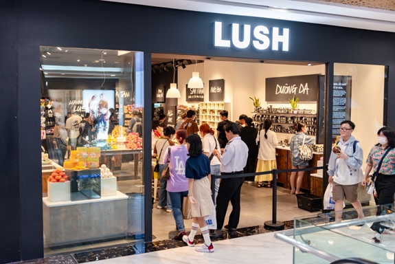 Thương hiệu LUSH đón rất đông khách hàng ghé thăm cửa hàng đầu tiên tại Vincom Center Đồng Khởi với nhiều phần quà hấp dẫn.