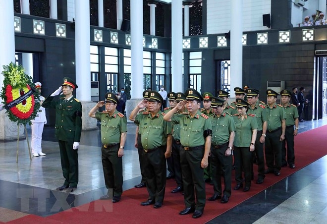 Đoàn đại biểu Đảng ủy Công an Trung ương, Bộ Công an do Thượng tướng Trần Quốc Tỏ, Ủy viên Trung ương Đảng, Thứ trưởng Bộ Công an dẫn đầu viếng đồng chí Vũ Khoan. Ảnh: TTXVN. 