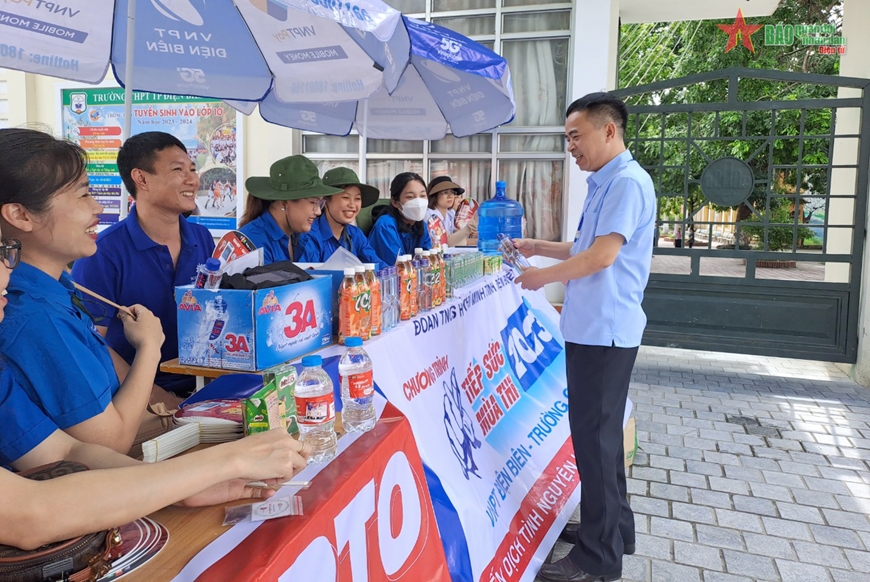 Đồng chí Nguyễn Văn Đoạt (ngoài cùng bên phải), Giám đốc Sở Giáo dục và Đào tạo tỉnh Điện Biên thăm một điểm thi tại TP Điện Biên Phủ. 