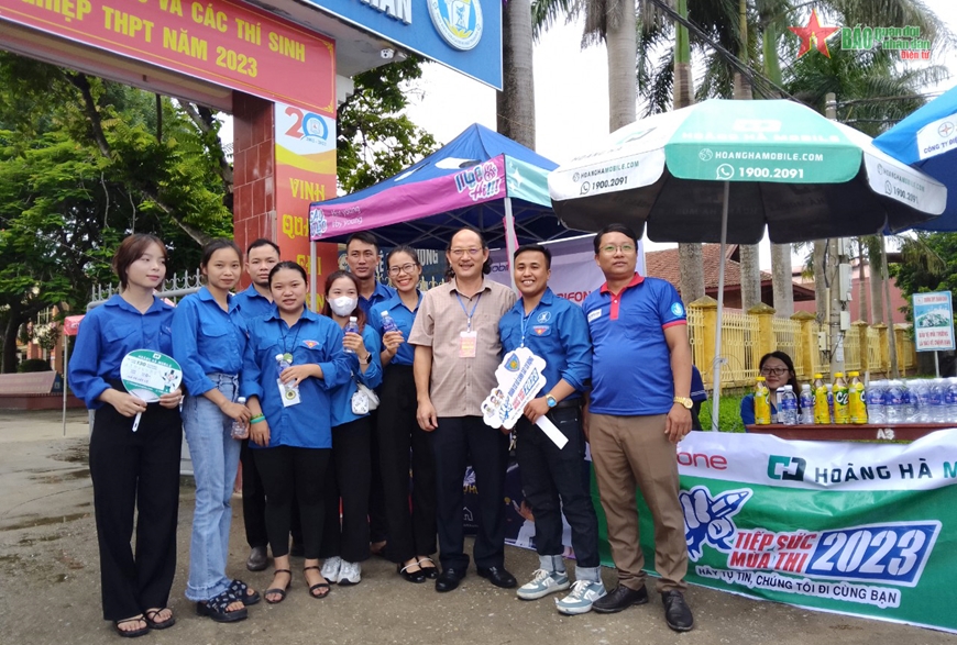 Đồng chí Cù Huy Hoàn (thứ ba, từ phải sang), Phó giám đốc Sở Giáo dục và Đào tạo tỉnh Điện Biên thăm điểm thi Trường THPT Thanh Chăn (huyện Điện Biên, tỉnh Điện Biên). 