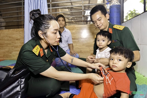 Bệnh viện Quân y 175 phối hợp thăm, tặng quà trẻ mồ côi