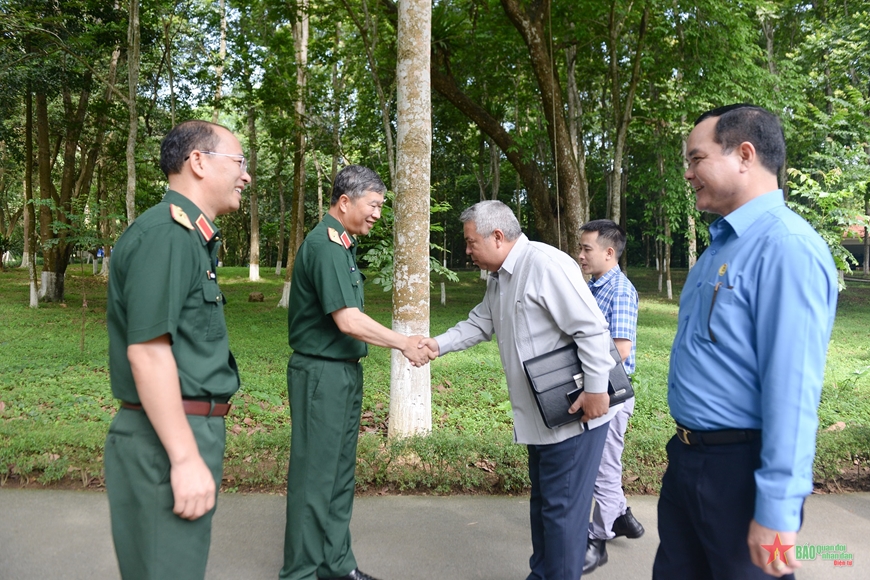 Đại diện Ban Quản lý Lăng Chủ tịch Hồ Chí Minh đón đồng chí Ulises Guilarte de Nacimiento và đoàn công tác.