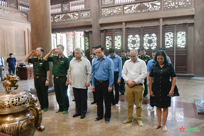 Các đại biểu dâng hương tưởng niệm Chủ tịch Hồ Chí Minh. 