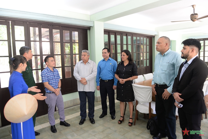 Đồng chí Ulises Guilarte de Nacimiento và đoàn công tác tham quan, nghe giới thiệu về Khu Di tích K9.