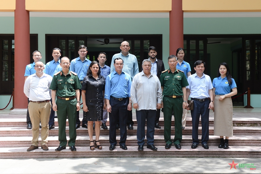  Các đại biểu trong đoàn công tác chụp ảnh lưu niệm.