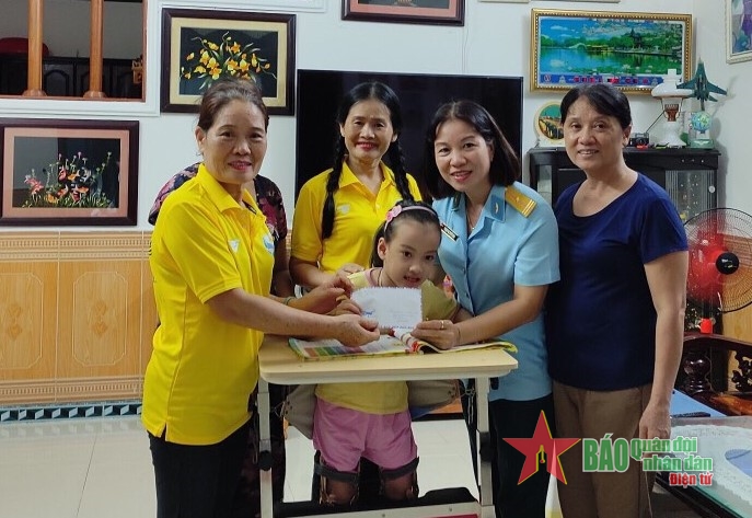 Đại diện Hội Phụ nữ Phòng Tham mưu (Sư đoàn 372, Quân chủng Phòng không - Không quân) và địa phương trao quà tặng hộ gia đình có hoàn cảnh đặc biệt khó khăn.